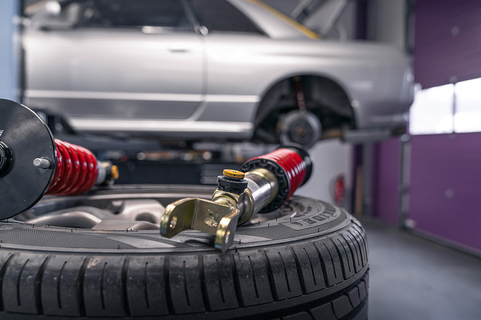 It is very easy adjusting our preset and recommended damper setup for the ST XTA plus 3. If you want your own setup, you can dial with 24 clicks each, the Lowspeed and Highspeed compression forces to a sportier or ride comfort focused setup. The low-speed rebound stage can be set with 16 clicks.